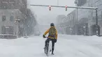 Seorang pria di sepedanya menunggu lampu merah selama badai salju di pusat kota Kalamazoo, Michigan, Rabu (2/2/2022). Badai musim dingin besar dengan jutaan orang Amerika di jalurnya membawa campuran hujan dan salju ke bagian tengah Amerika Serikat. (Joel Bissell/Kalamazoo Gazette via AP)