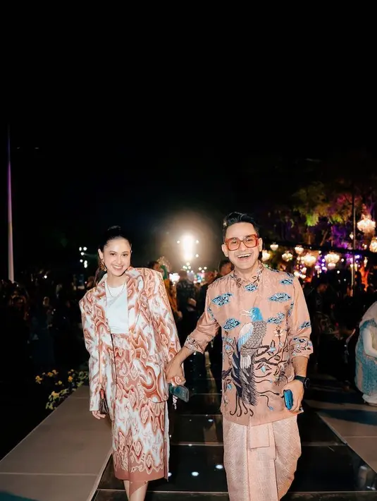 Ramzi dan sang putri Asila Maisa kompak kenakan busana batik megamendung warna peach dengan corak yang berbeda. Bapak-anak kece banget!  [@snapnuel]