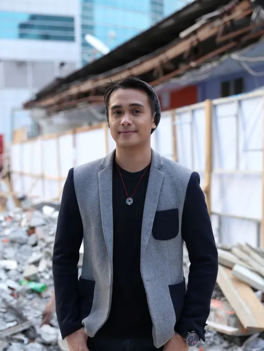 Pria berusia 27 tahun tersebut kini tengah berpacaran dengan seorang gadis yang berusia 11 tahun lebih muda darinya. (Andy Masela/Bintang.com)