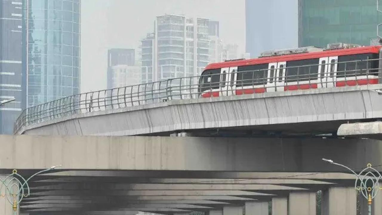 Situs pemantau kualitas udara dengan waktu terkini itu pun mencatatkan Jakarta sebagai kota dengan kualitas udara terburuk di dunia.