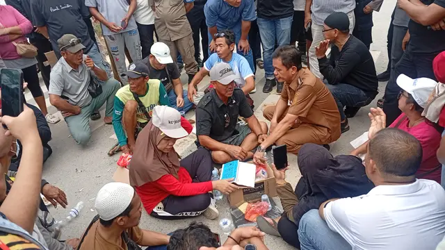 Krisis air membuat ratusan Warga Sambu, Nongsa menggelar demo di Pintu Masuk Data Center Nongsa Digital Park.