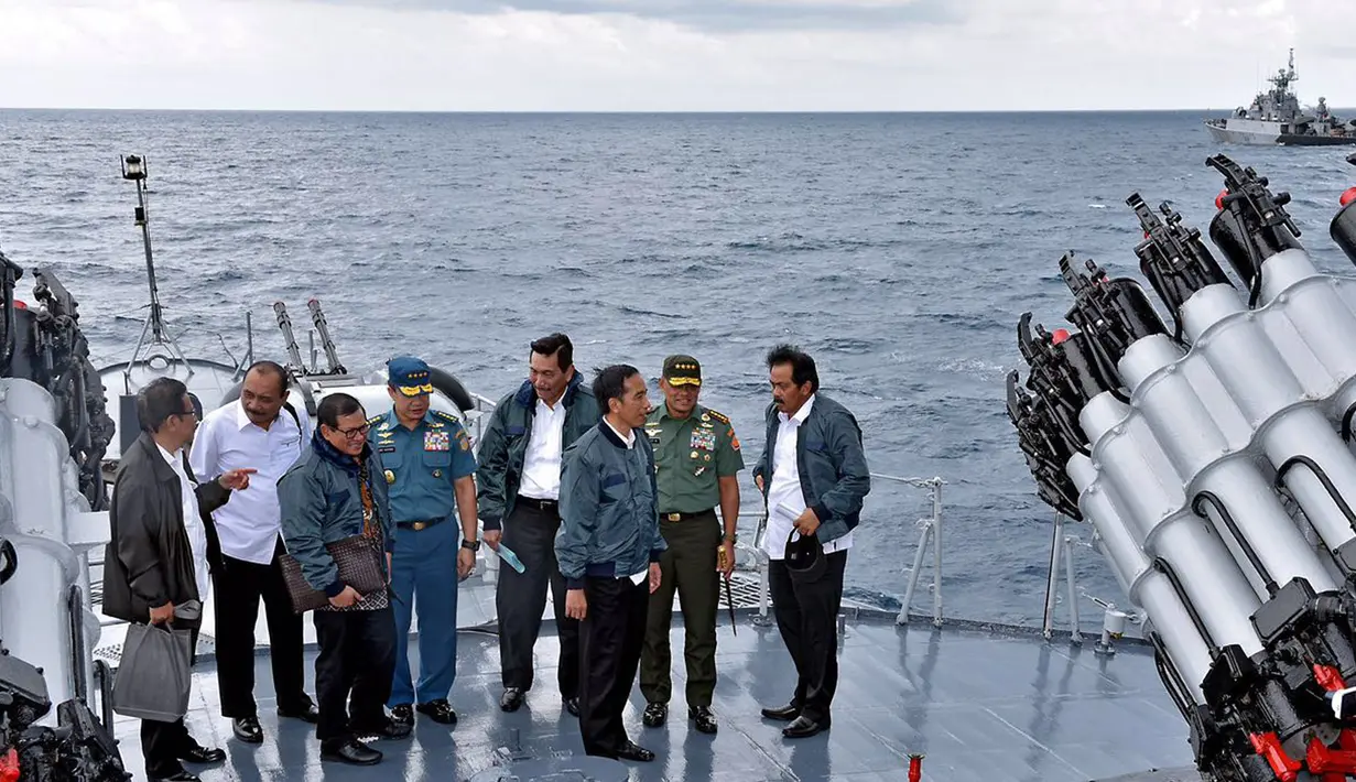 Presiden Jokowi bersama sejumlah Menteri dan Panglima TNI mengadakan rapat terbatas di atas kapal perang KRI Imam Bonjol 383 di perairan Natuna, Kepulauan Riau, Kamis (23/6). (Foto: Setpres)