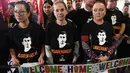 Pendukung menunggu kedatangan pemain sepakbola dan pengungsi Australia, Hakeem al-Araibi di bandara Melbourne, Selasa (12/2). Hakeem dibebaskan setelah Thailand menghentikan proses ekstradisinya karena tekanan internasional yang kuat. (WILLIAM WEST/AFP)