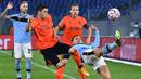 Bek Lazio, Luiz Felipe, berusaha menendang bola saat menghadapi Club Brugge pada laga Grup F Liga Champions di Olympic Stadium, Rabu (9/12/2020) dini hari WIB. Lazio bermain imbang 2-2 melawan Club Brugge. (AFP/Tiziana Fabi)