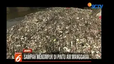 Tak hanya sampah rumah tangga, banyaknya sampah plastik hingga kayu dengan jumlah yang cukup besar menutupi seluruh rongga saluran pintu air.