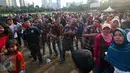 Penonton menyaksikan Pagelaran musik dangdut marawis Betawi di ex Driving Golf Gelora Bung Karno, Senayan, Jakarta, Sabtu (15/4). (Liputan6.com/Johan Tallo)
