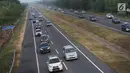 Sejumlah kendaraan melintasi Jalan Tol Cipali di kawasan Majalengka, Jawa Barat, Sabtu (8/7). Diberlakukannya sistem satu arah atau one way menyebabkan jalur Trans Jawa dari arah Palimanan menuju Cikampek ramai lancar pada H+3 Lebaran. (Liputan6.com/Immanuel Antonius)