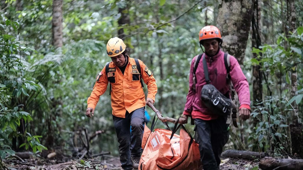 FOTO: Tim  SAR Gabungan Lanjutkan Evakuasi di Lokasi Jatuhnya  Pesawat ATR 400