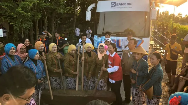 Menteri BUMN Rini Soemarno saat Panen Raya di Bantul, Yogyakarta. (Dok Kementerian BUMN)