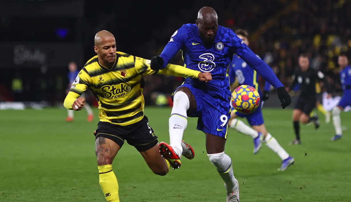 Bek Watford, William Troost-Ekong berusaha merebut bola yang dibawa penyerang Chelsea, Romelu Lukaku pada pertandingan lanjutan Liga Inggris di  Vicarage Road, Watford, Inggris (2/12/2021). Hasil ini membuat Chelsea masih kokoh di puncak klasemen dengan 33 poin. (AFP/Adrian Dennis)