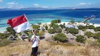 Wisatawan berpose dari salah satu bukit di kawasan TN Komodo (Liputan6.com / HMB)