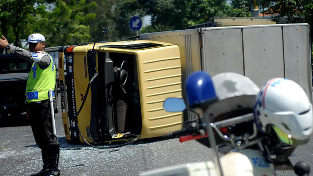 Odong-Odong Vs Truk Molen