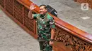 Calon Panglima TNI Laksamana TNI Yudo Margono memberi salam kepada anggota DPR dalam Rapat Paripurna Ke-12 Masa Persidangan II Tahun Sidang 2022-2023 di Kompleks Parlemen, Senayan, Jakarta, Selasa (13/12/2022). DPR menyepakati penetapan Laksamana TNI Yudo Margono sebagai Panglima TNI untuk menggantikan Jenderal TNI Andika Perkasa yang akan memasuki masa pensiun. (Liputan6.com/Angga Yuniar)