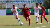 Gelandang Timnas U-19 Indonesia Feby Eka Putra mengejar bola dalam pertandingan melawan Brunei Darussalam di laga fase Grup B Piala AFF U-18, pada Rabu (13/9/2017) di di Stadion Thuwunna, Yangon, Myanmar. (Liputan6.com / Yoppy Renato)