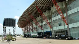 Suasana di Terminal Pulo Gebang, Jakarta Timur, Kamis (20/4). Pembenahan fasilitas Terminal Pulogebang tersebut untuk memberikan pelayanan maksimal saat arus mudik Lebaran tahun 2017. (Liputan6.com/Gempur M Surya)