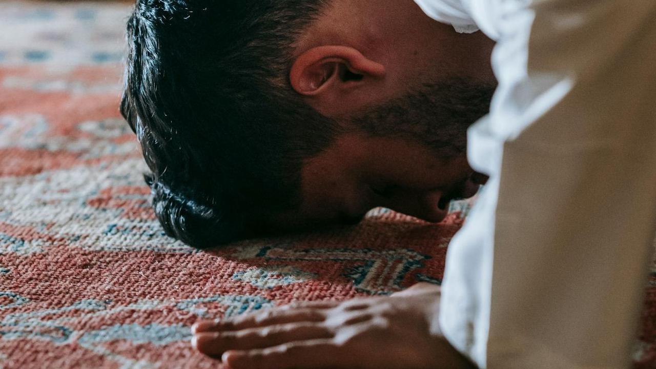 Sholat tahajud bukan hanya sekadar rutinitas, tetapi merupakan sarana untuk mendekatkan diri kepada Allah dengan penuh kesungguhan dan ketulusan.