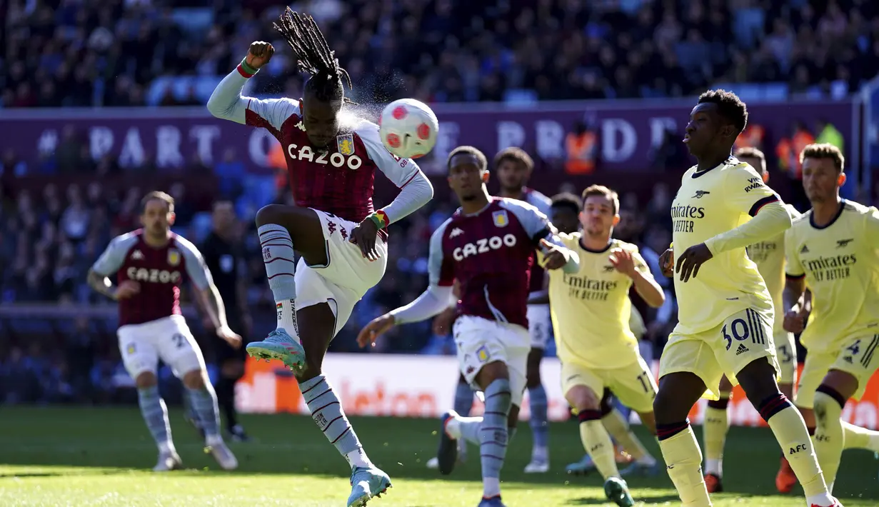 Penyerang Aston Villa, Bertrand Traore menyundul bola saat bertanding melawan Arsenal pada pertandingan lanjutan Liga Inggris di Villa Park, Birmingham, Inggris, Sabtu (19/3/2022). Dengan hasil ini, Arsenal berada di peringkat keempat dengan 54 poin. (Nick Potts/PA via AP)