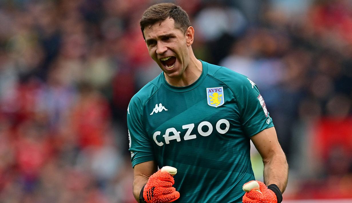 Emiliano Martinez. Kiper berusia 29 tahun ini kini menjalani musim ke-2 bersama Aston Villa. Total telah tampil 59 laga di semua ajang dengan torehan 21 kali clean sheet dan kemasukan 76 gol. Bersama Timnas Argentina telah mengoleksi 14 caps, 11 kali clean sheet dan kemasukan 5 gol. (AFP/Paul Ellis)