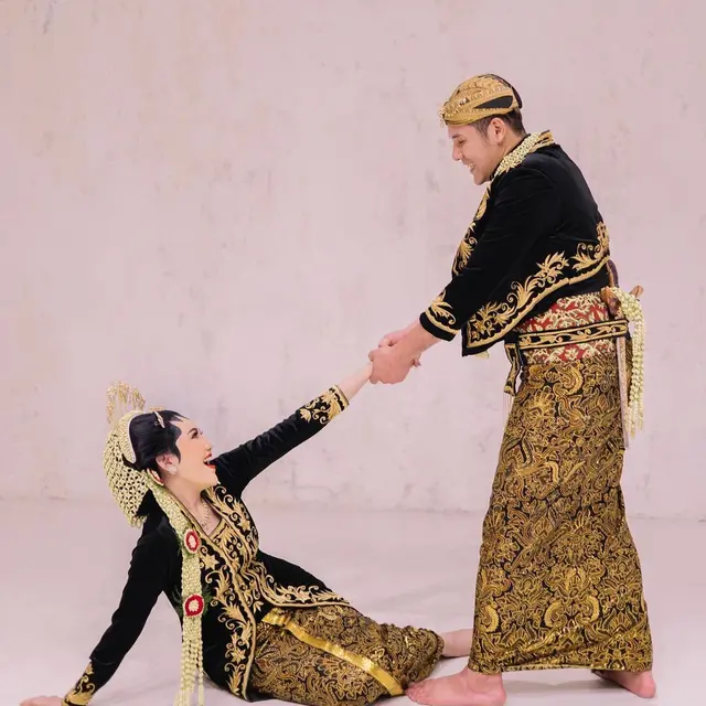 Detik-Detik Pernikahan, Via Vallen Bagikan Foto PreWedding Unik dalam Busana Adat Jawa