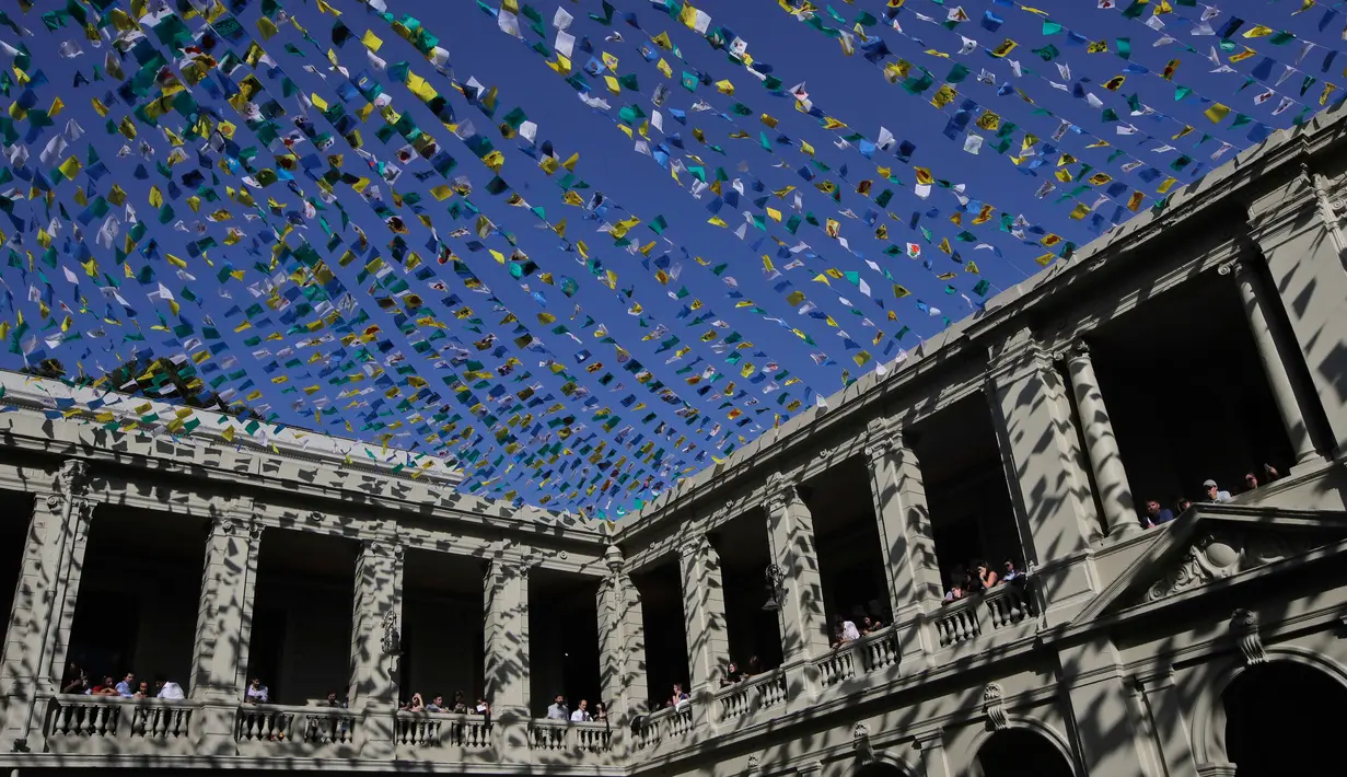 Sejumlah siswa menunggu kunjungan Paus Fransiskus di Universitas Katolik Kepausan Chili di Santiago, Chili (18/1). (AP Photo/Alessandra Tarantino)