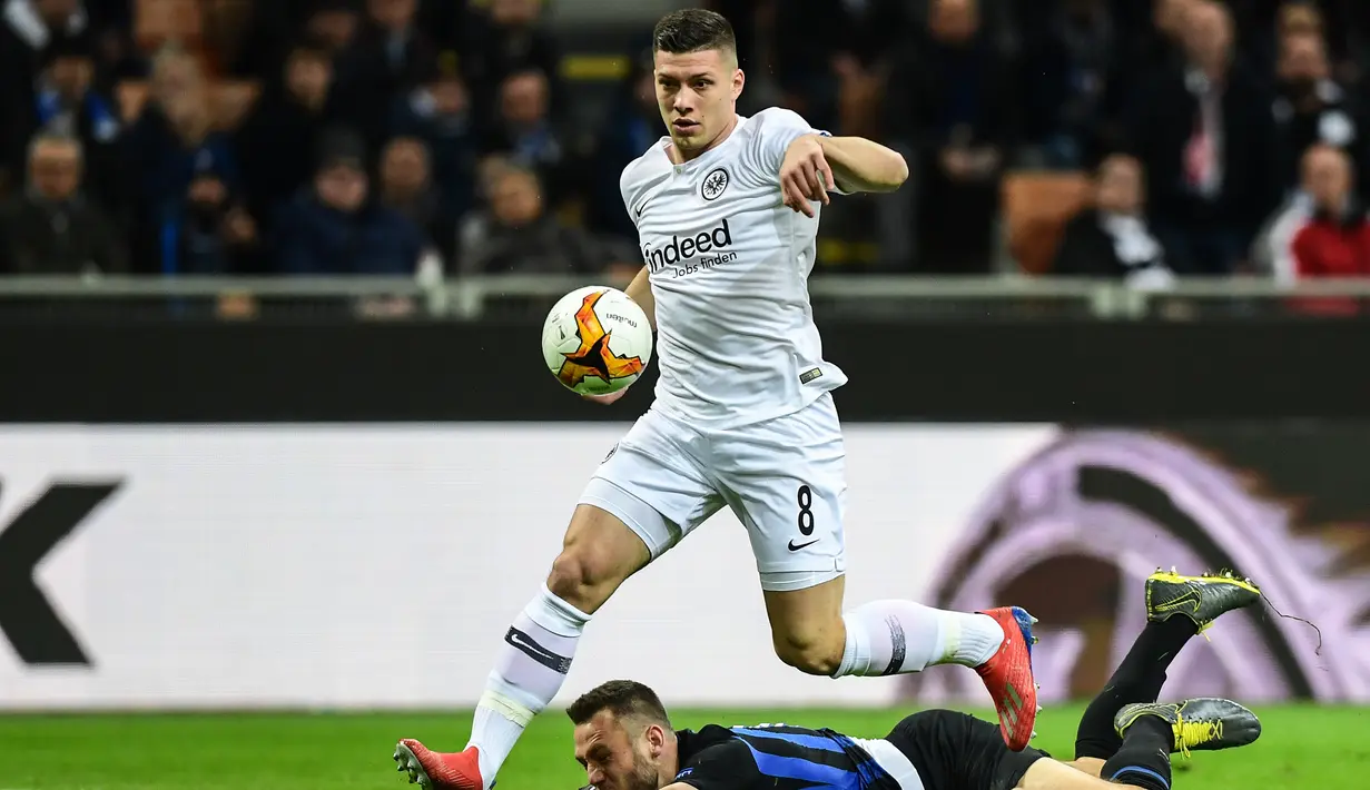 Striker Eintracht Frankfurt, Luka Jovic, melewati bek Inter Milan, Stefan de Vrij, pada pertandingan UEFA Europa League di Stadio Giueppe Meazza, San Siro, Jumat (15/3). Real Madrid mengontrak Luka Jovic hingga 2025. (AFP/ Miguel Medina).