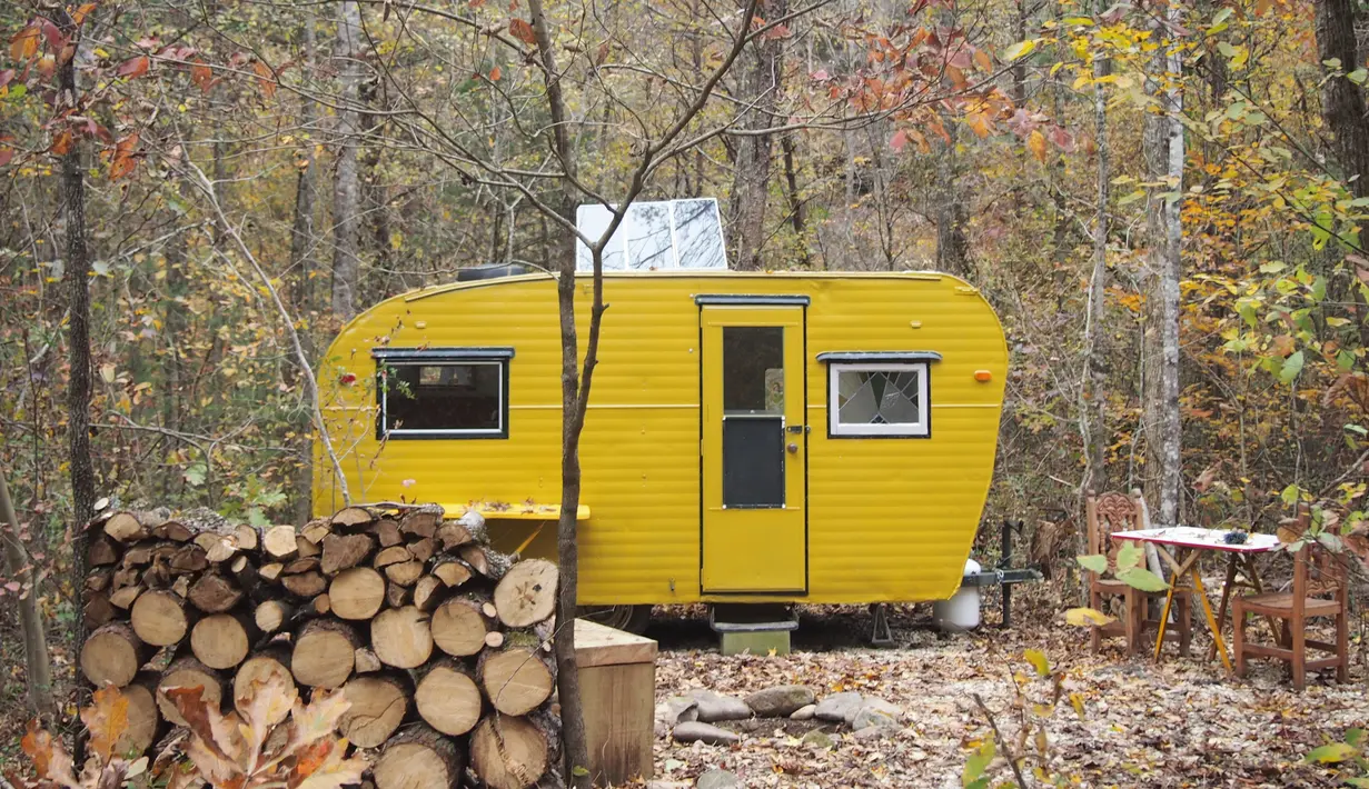 Camp Grits Solar Yellow Camper di Tennessee cocok buat kamu yang cari ketenangan. Bebas dari sinyal internet, kamu bisa berkemah dengan santai di tengah hutan Tennessee yang sejuk. (airbnb)