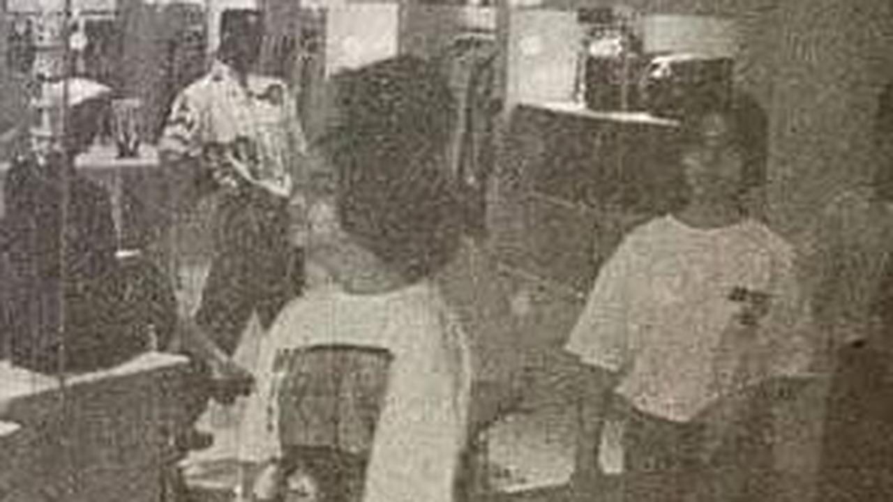 "Gaya Mejeng Anak Gaul Jakarta di Mall pada tahun 1993," tulis unggahan @asevw