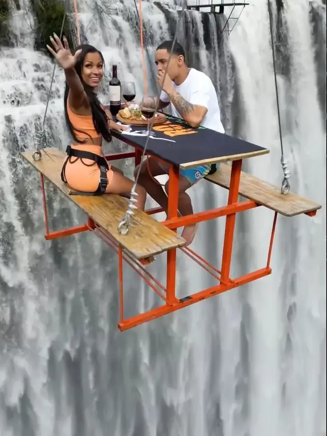 Pasangan Ini Makan di Atas Air Terjun dengan Biaya 76 Juta