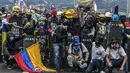 Demonstran berpose untuk foto selama protes baru melawan pemerintah Presiden Kolombia Ivan Duque, di Medellin, Kolombia (26/5/2021).  Demonstrasi terus berlanjut dalam menghadapi tindakan keras polisi yang telah menuai kecaman internasional. (AFP/Joaquin Sarmiento)