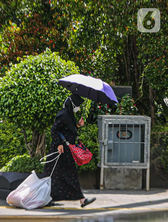 Berhubung memasuki pancaroba, panasnya luar biasa. Menurut BMKG, berkisar 24 hingga 32 derajat celcius, dengan kelembaban 70-95 persen. (Liputan6.com/Faizal  Fanani)