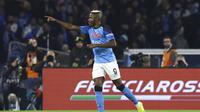 Pemain Napoli, Victor Osimhen, merayakan gol yang dicetaknya ke gawang Juventus dalam laga giornata 18 Serie A Liga Italia, Sabtu (14/1/2023) dini hari WIB. Napoli menang telak 5-1 dalam laga itu dan Osimhen sukses mencetak dua gol. (Alessandro Garofalo/LaPresse via AP)