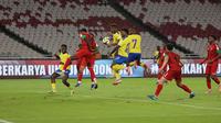 Duel Saint Kitts and Nevis vs Kepulauan Solomon di laga perebutan tempat ketiga FIFA Series 2026 di Stadion Utama Gelora Bung Karno (SUGBK), Jakarta, Senin (30/3/2026). Saint Kitts and Nevis menang 4-2 dalam laga ini. (Bola.com/Muhammad Iqbal Ichsan)