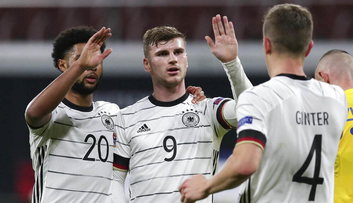 Striker Jerman, Timo Werner, melakukan selebrasi usai mencetak gol ke gawang Ukraina pada laga UEFA Nations League di Red Bull Arena, Minggu (15/11/2020). Jerman menang dengan skor 3-1. (AP/Michael Sohn)