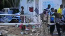 Suasana di sekitar lokasi serangan bom bunuh diri di Mogadishu, Somalia, Kamis (15/6). Kelompok Al-Shabaab mengaku bertanggung jawab atas serangan tersebut. (AFP Photo)