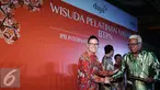 Head Daya, Andrie Darusman (kiri) menyalami salah satu wisudawati pemberdayaan usaha mikro dan purna bakti di Bogor, Jawa Barat (16/12/2015). BTPN mewisuda 300 nasabah program pemberdayaan usaha mikro dan purna bakti. (Liputan6.com/Helmi Fithriansyah)