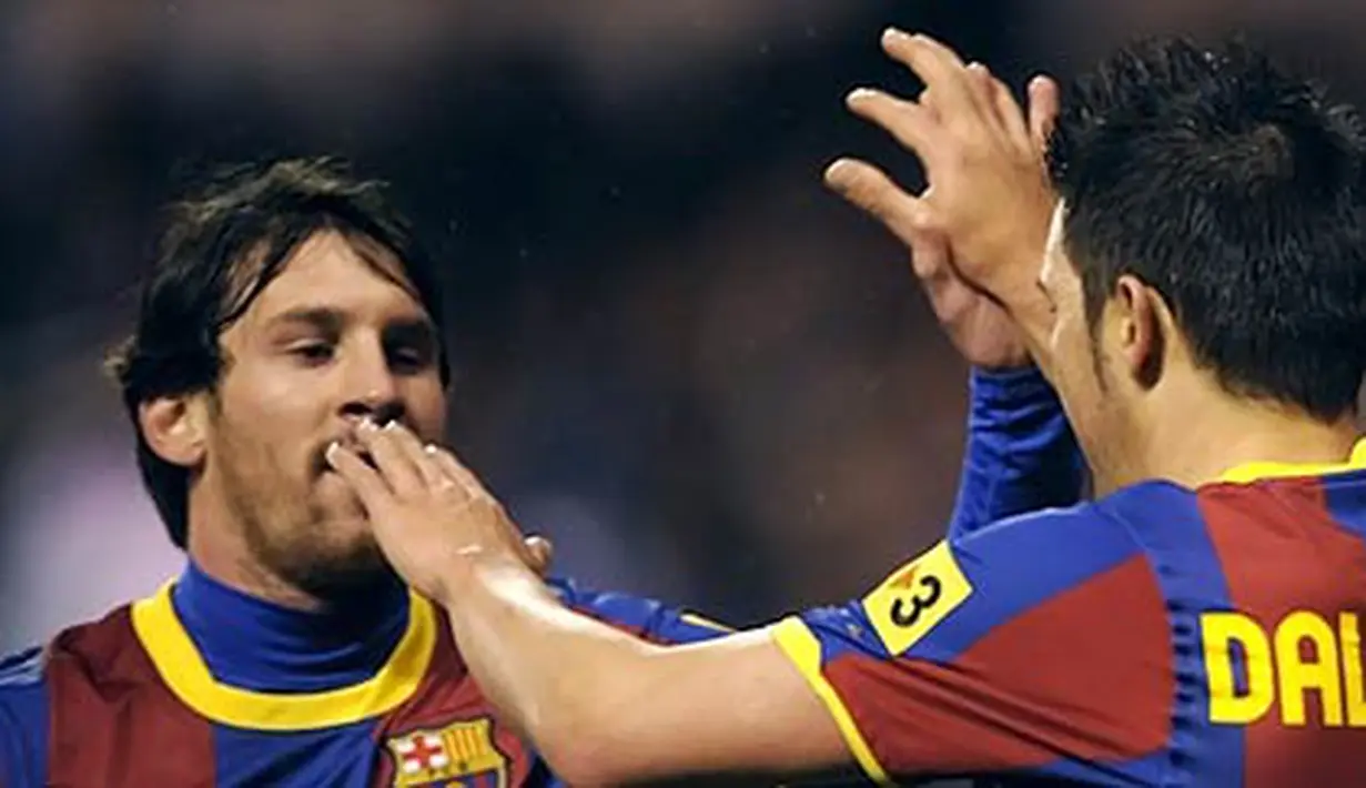 Penyerang Barcelona David Villa (kanan) bersuka ria dengan Lionel Messi ketika melumat Deportivo La Coruna 4-0 pada ajang La Liga di Estadio Riazor, 8 Januari 2011. AFP PHOTO/MIGUEL RIOPA
