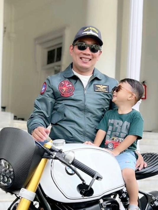 Arkana siap diajak jalan-jalan Ridwan Kamil dengan motor. Ia pun mengikuti jejak sang ayah mengenakan kacamata hitam. (Foto: Instagram/@ridwankamil)