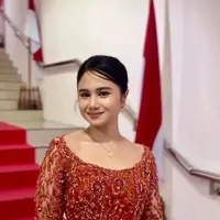Lihat di sini tampilan Tissa Biani dalam balutan kebaya merah. [@tissabiani].