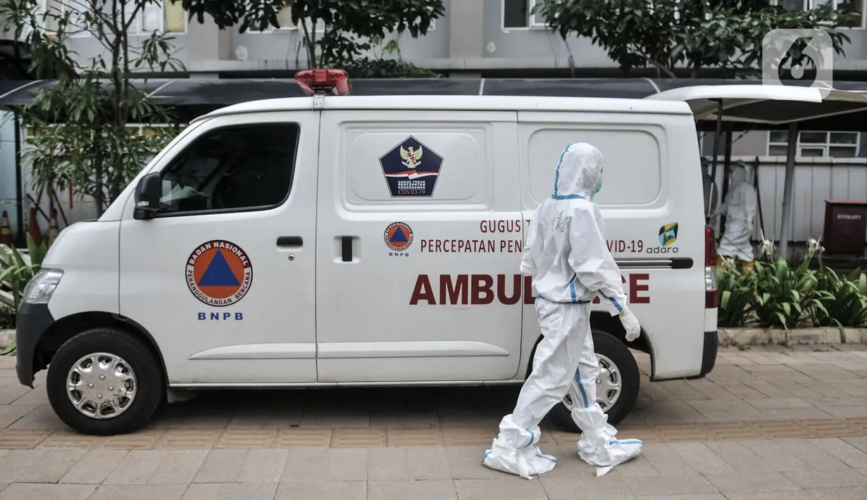 Ambulans terparkir usai mengantarkan pasien positif Covid-19 di Rumah Sakit Darurat (RSD) Wisma Atlet, Kemayoran, Jakarta, Senin (23/11/2020). Total kasus konfirmasi COVID-19 di Indonesia hari ini mencapai angka 502.110 usai penambahan harian sebanyak 4.442. (merdeka.com/Iqbal S Nugroho)