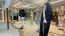 Koleksi ini tersaji dengan sentuhan segar dan permainan tekstur. Begitu apik bertemu dengan kombinasi kain dari serat daur ulang. Kita dapat melihat siluet-siluet ready to wear bertemu dengan padanan busana berpotongan dramatis, berserta permainan material yang memikat. [ Foto: Fimela.com ]