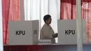 Ketua Umum PDIP yang juga Presiden kelima RI Megawati Soekarnoputri menggunakan hak pilihnya dalam Pemilu 2019 di TPS 62, Kebagusan, Jakarta, Rabu (17/4). Megawati mencoblos didampingi keluarganya, termasuk Puan Maharani dan Prananda Prabowo. (Liputan6.com/Angga Yuniar)