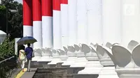 Warga melintasi pedestrian teras salapan seputaran Kebun Raya Bogor, Jawa Barat, Sabtu (19/9/2020). Sebagai upaya pencegahan penularan COVID-19, Pemkot Bogor menutup sementara pedestrian seputaran Istana dan Kebun Raya Bogor pada Sabtu dan Minggu di masa PSBMK. (Liputan6.com/Helmi Fithriansyah)