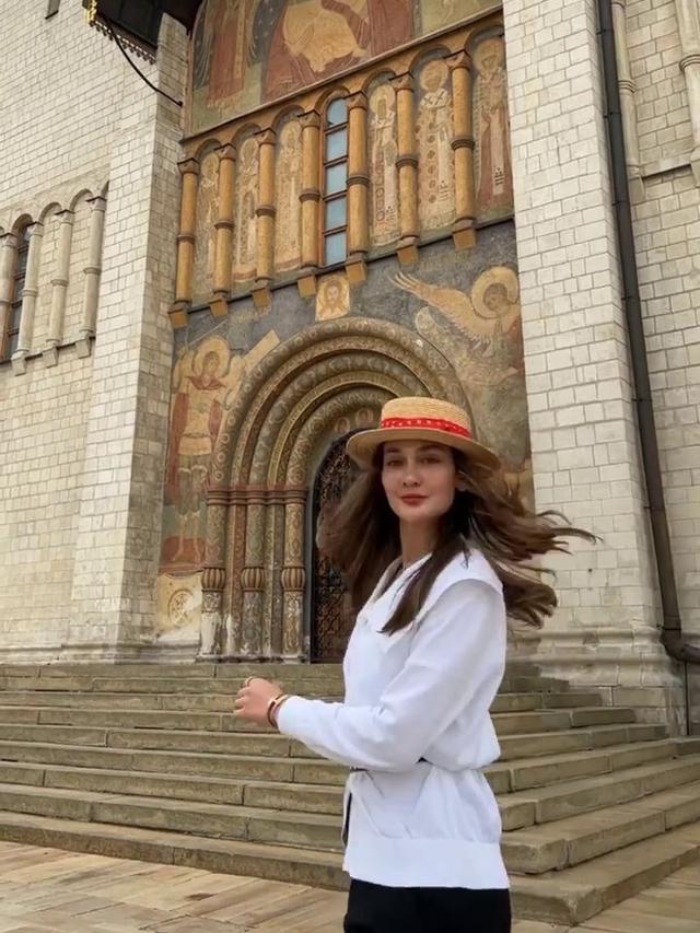 7 Potret Luna Maya yang Kini Liburan di Moscow Ini Tampil Curi Perhatian