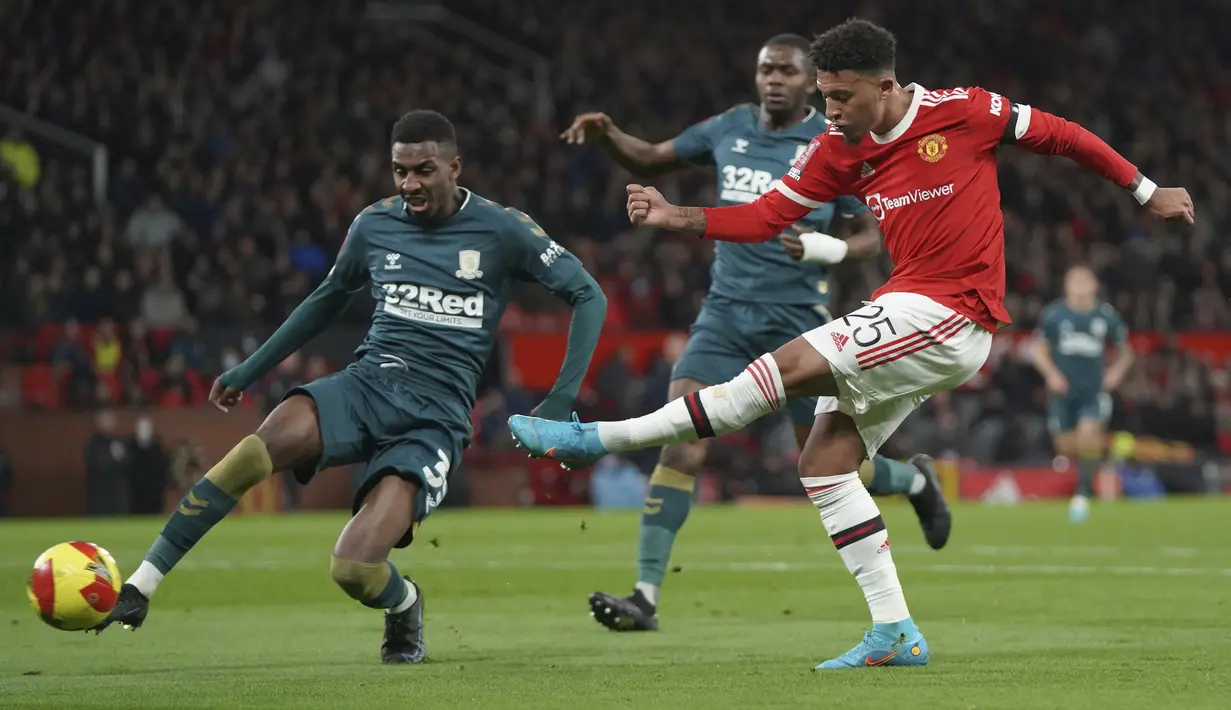 Pada menit ke-25 Manchester United akhirnya unggul 1-0. Gol dicetak Jadon Sancho lewat tembakan menyilang kaki kiri usai menerima umpan Bruno Fernandes. (AP/Jon Super)