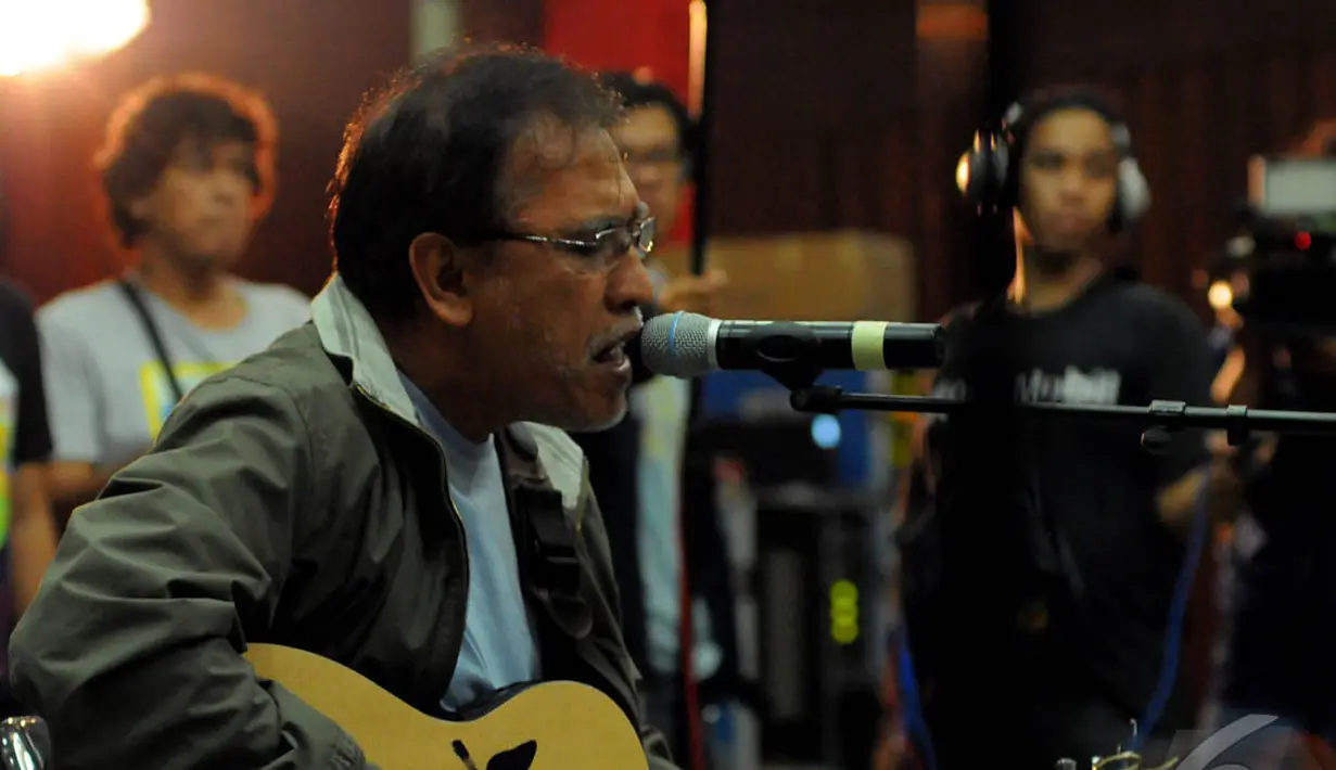 Hampir semua lagu Iwan Fals berisi kritik sosial. Pada 1984 ia mendapat masalah karena lagunya yang berjudul Mbak Tini (Liputan6.com/Faisal R Syam)