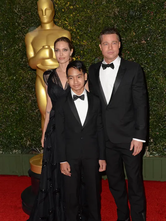 Terlihat bahagia, Jolie saat itu berpakaian serba hitam dengan kaca mata hitamnya dan rambut yang dikuncir ekor kuda. Kelima anaknya pun juga merasakan kebahagian yang sama. (AFP/Bintang.com)