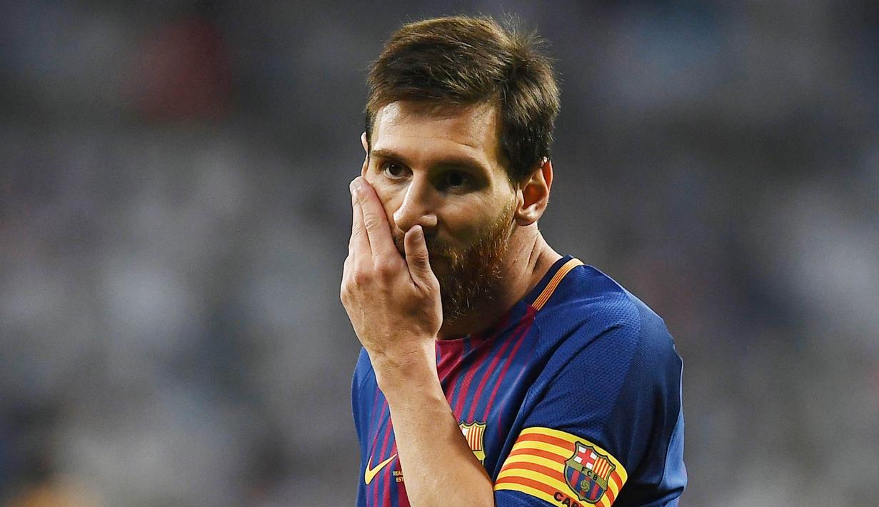 Striker Barcelona, Lionel Messi, tampak kecewa usai takluk dari Real Madrid pada laga Piala Super Spanyol 2017 di Stadion Santiago Bernabeu, Rabu (16/8/2017). Real Madrid menang 2-0 atas Barcelona. (AFP/Gabriel Bouys)