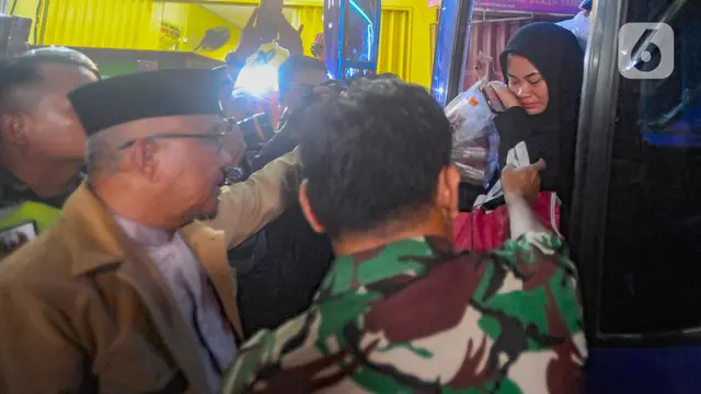Tangis Histeris Orang Tua Sambut Siswa SMK Lingga Kencana yang Selamat