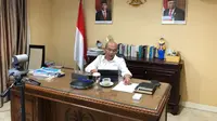 Menko PMK Muhadjir Effendy menyatakan bahwa Presiden telah menyetujui untuk mengirimkan bantuan sosial kepada WNI yang ada di Malaysia saat teleconference Selasa (31/3/2020). (Dok Kementerian Koordinator Bidang Pembangunan Manusia dan Kebudayaan)