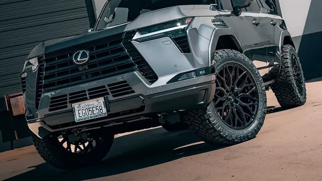 Lexus GX 550 hasil modifikasi Westcott Designs tampil lebih gagah dengan perpaduan warna abu-abu dan hitam, serta velg besar berukuran 22 inci (Westcott Designs)